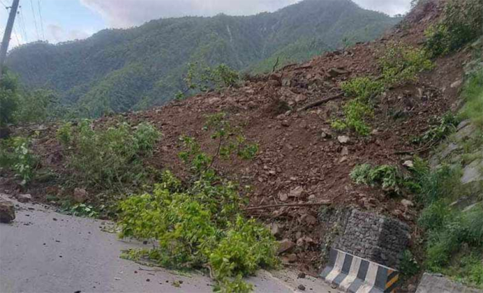 वर्षाका कारण देशका विभिन्न सडक खण्ड अवरुद्ध, कतै आंशिक रूपमा सञ्चालनमा
