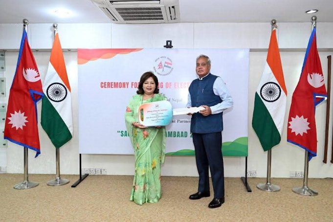 भारतीय राजदूतावासद्वारा सगरमाथा संवादका लागि नेपाललाई १५ विद्युतीय सवारीसाधन सहयोग