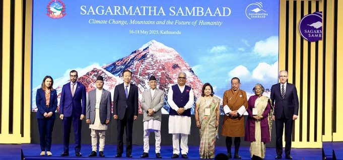 ‘सगरमाथा संवाद’का सहभागी विशिष्ट विदेशी पाहुनाहरूद्वारा हिमालको मनमोहक दृश्यअवलोकन