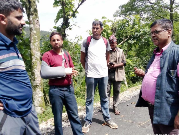 पिच गरेको एक महिनामै सडक भत्कियो, उपाध्यक्ष र वडाध्यक्षको नेतृत्वमा अनुगमन