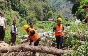 अछामको मुजाबगरमा पहिरो, नेपाल प्रहरी र स्थानीय मिलेर सडक खुलाउने प्रयास