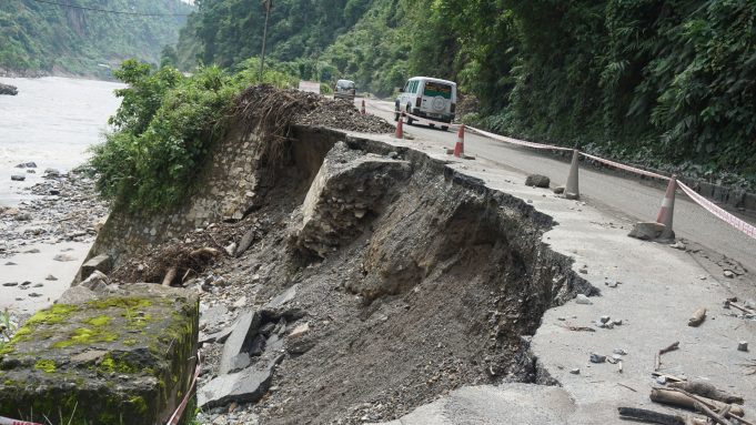 पासाङ ल्हामु राजमार्गमा चार ठाउँमा पहिरो, यातायात पूर्ण रूपमा ठप्प