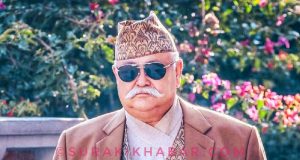 प्रहरीबाट फुत्किएर प्रदर्शनस्थलमा पुगे सांसद दीपक सिंह