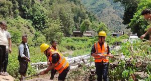 अछामको मुजाबगरमा पहिरो, नेपाल प्रहरी र स्थानीय मिलेर सडक खुलाउने प्रयास