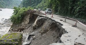 पासाङ ल्हामु राजमार्गमा चार ठाउँमा पहिरो, यातायात पूर्ण रूपमा ठप्प
